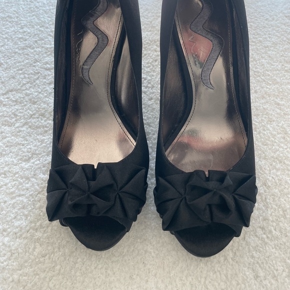 Nina Fulvia Black Satin Open Peep Toe High Heel Pump with Ruffles - Sz 6.5M/36.5 - Picture 4 of 9